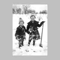 011-0185 Januar 1939. Wolf-Dietrich und Eckhard im Schnee.jpg